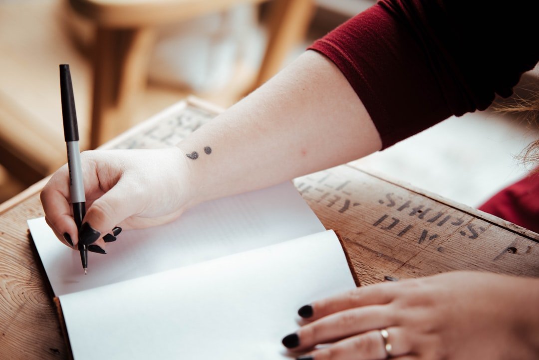 découvrez l'art du tatouage maori, symbole de culture et d'identité, mêlant tradition et modernité. plongez dans l'univers fascinant des motifs maoris et leur signification profonde.